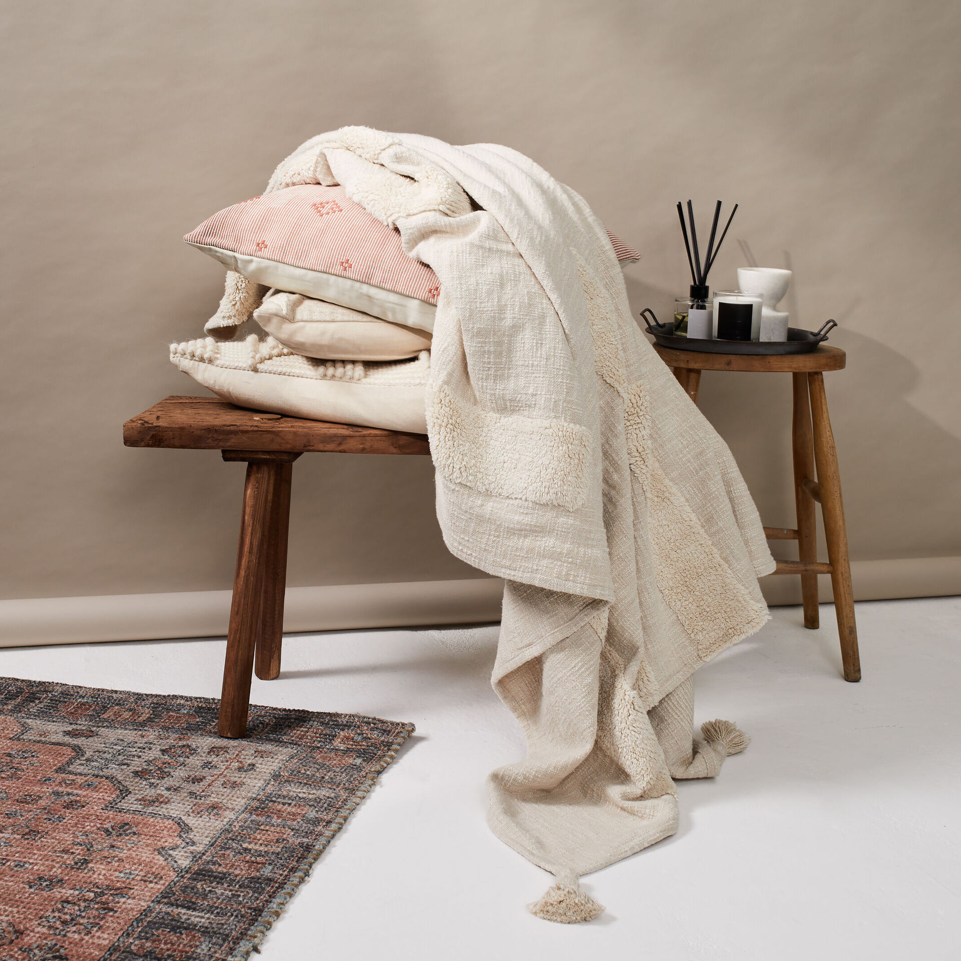 ${product-id}-Tufted Throw-Ecru-${view-type}