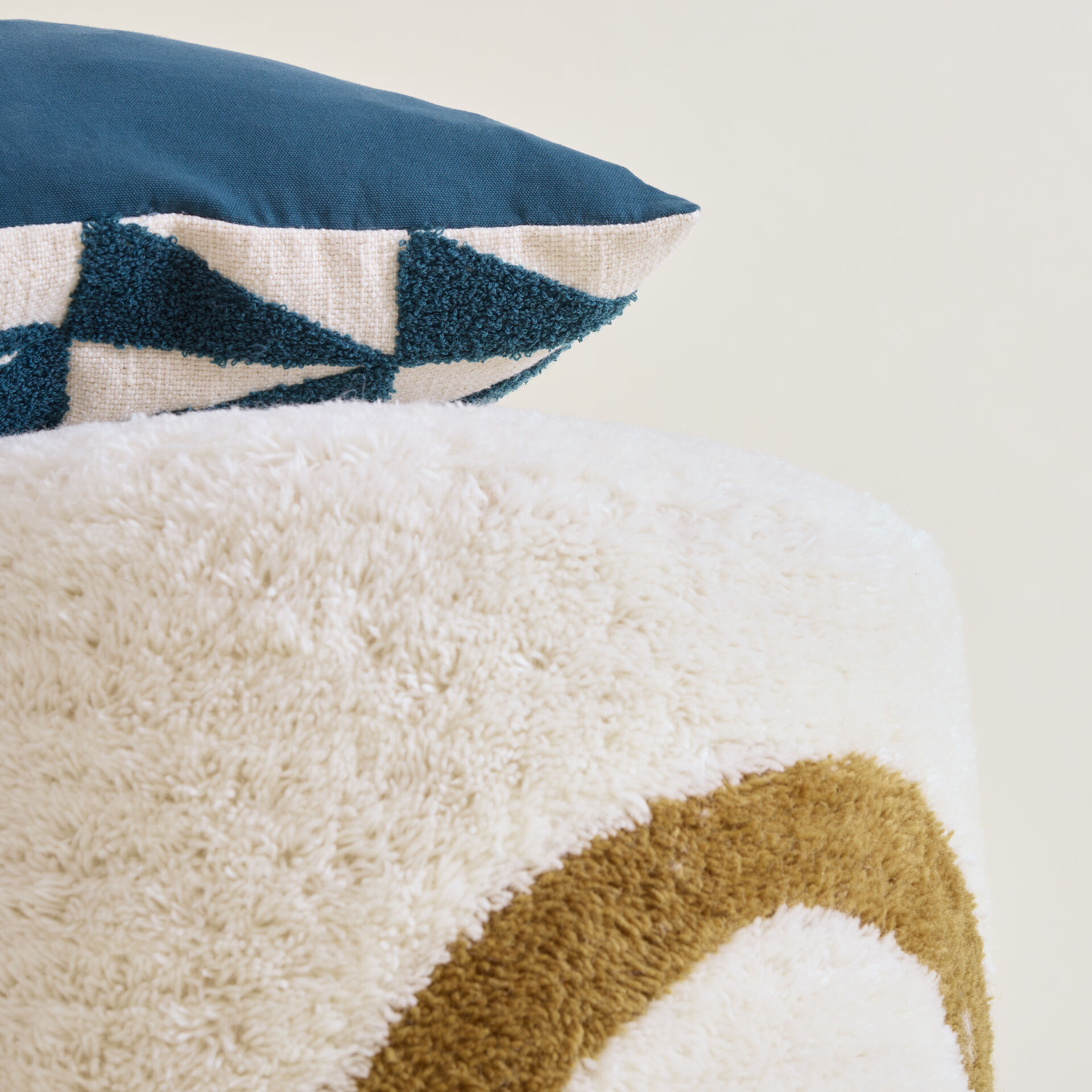 ${product-id}-Round Wavy Pouffe-Yellow-${view-type}