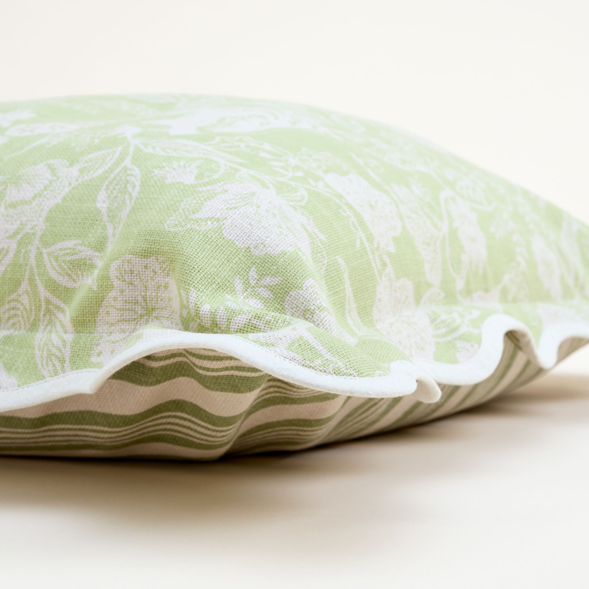 ${product-id}-Printed Floral Scalloped Edge Cushion-Green-${view-type}