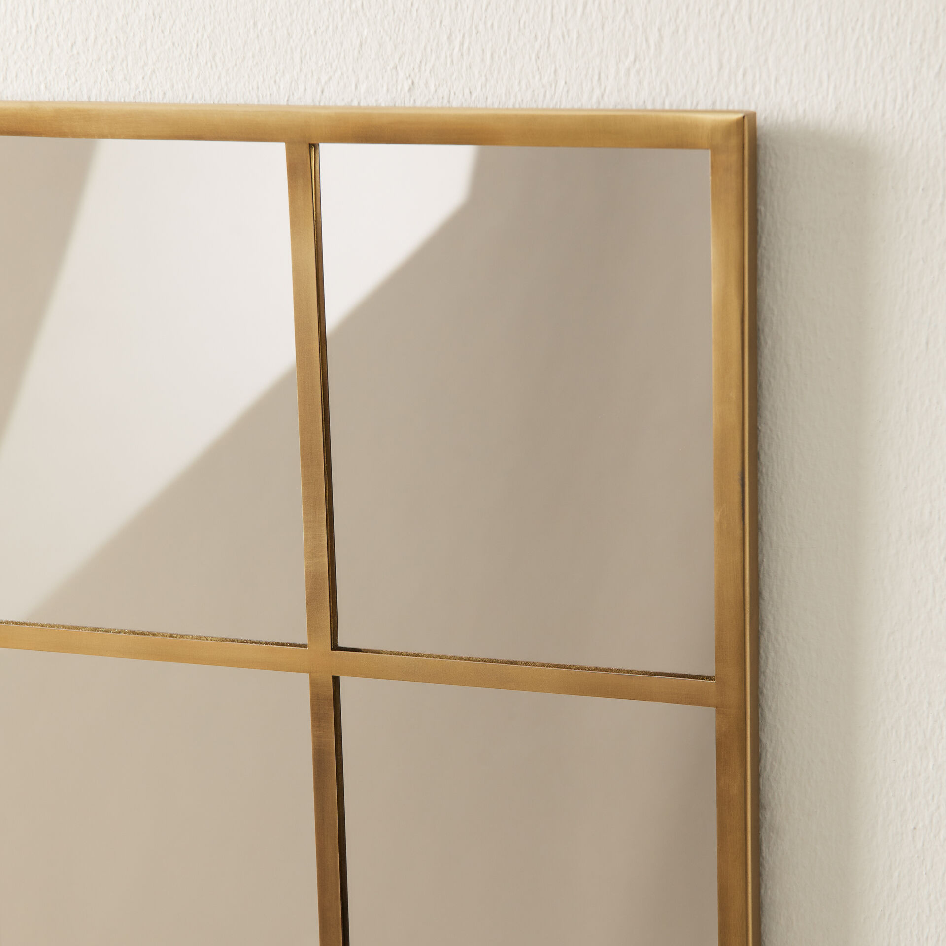 ${product-id}-Block Mirror-Metallic-${view-type}
