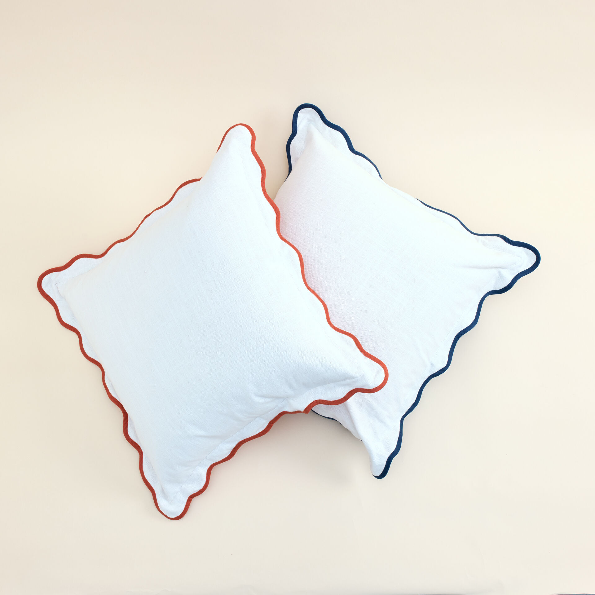 ${product-id}-Scallop Edge cushion with contract edge-WHITE/NAVY-${view-type}
