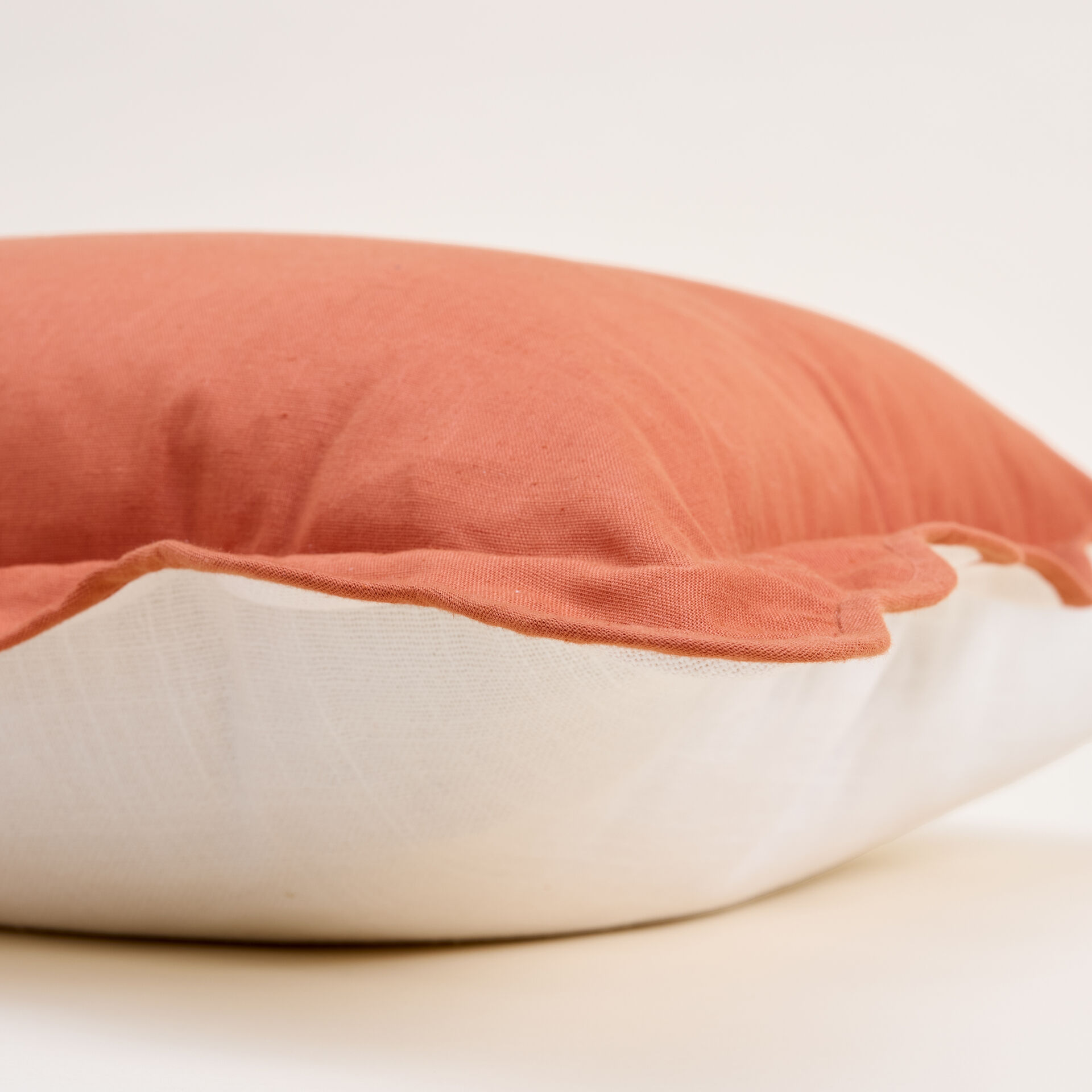 ${product-id}-Scallop Edge cushion with contract edge-White/Orange-${view-type}