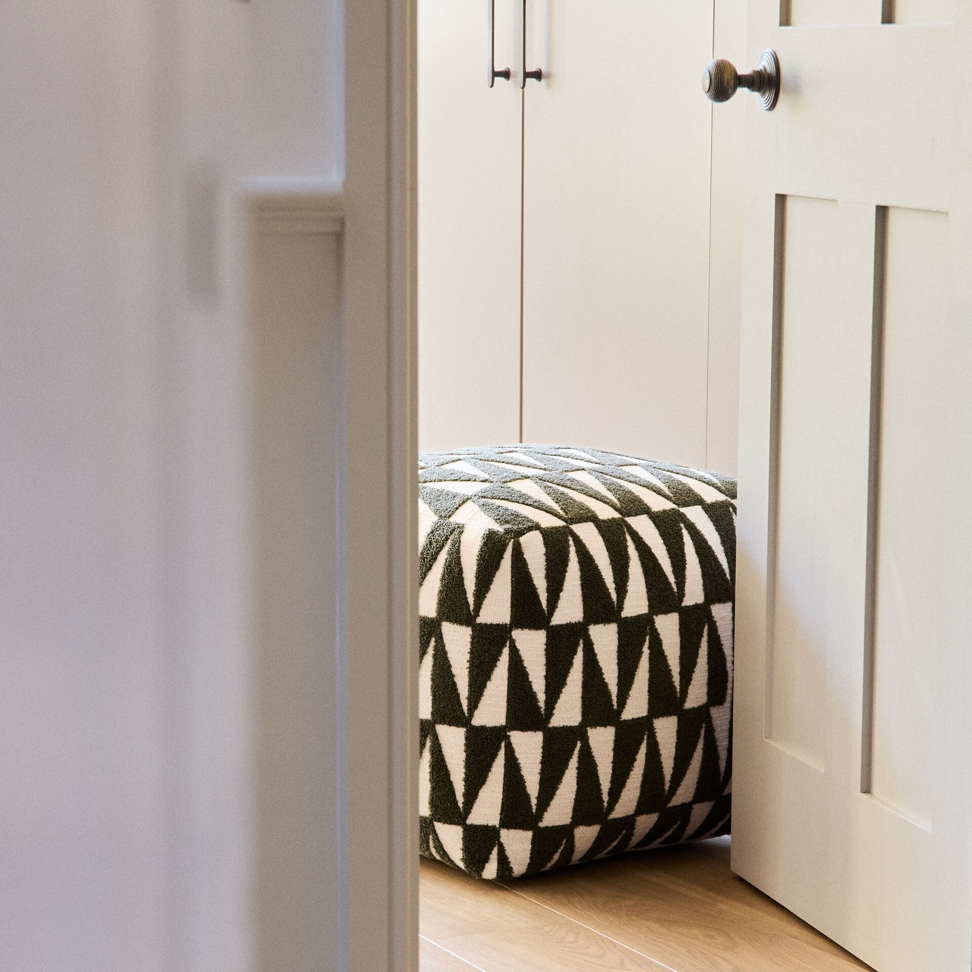 ${product-id}-Geometric Tufted Pouffe-Green-${view-type}