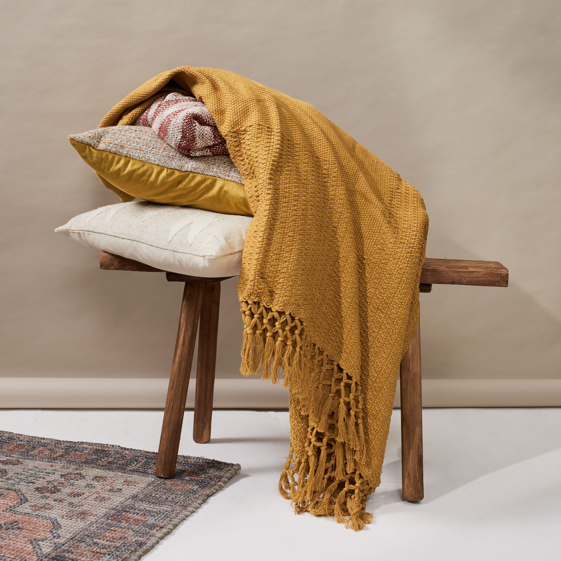 ${product-id}-Border Throw-Ochre-${view-type}