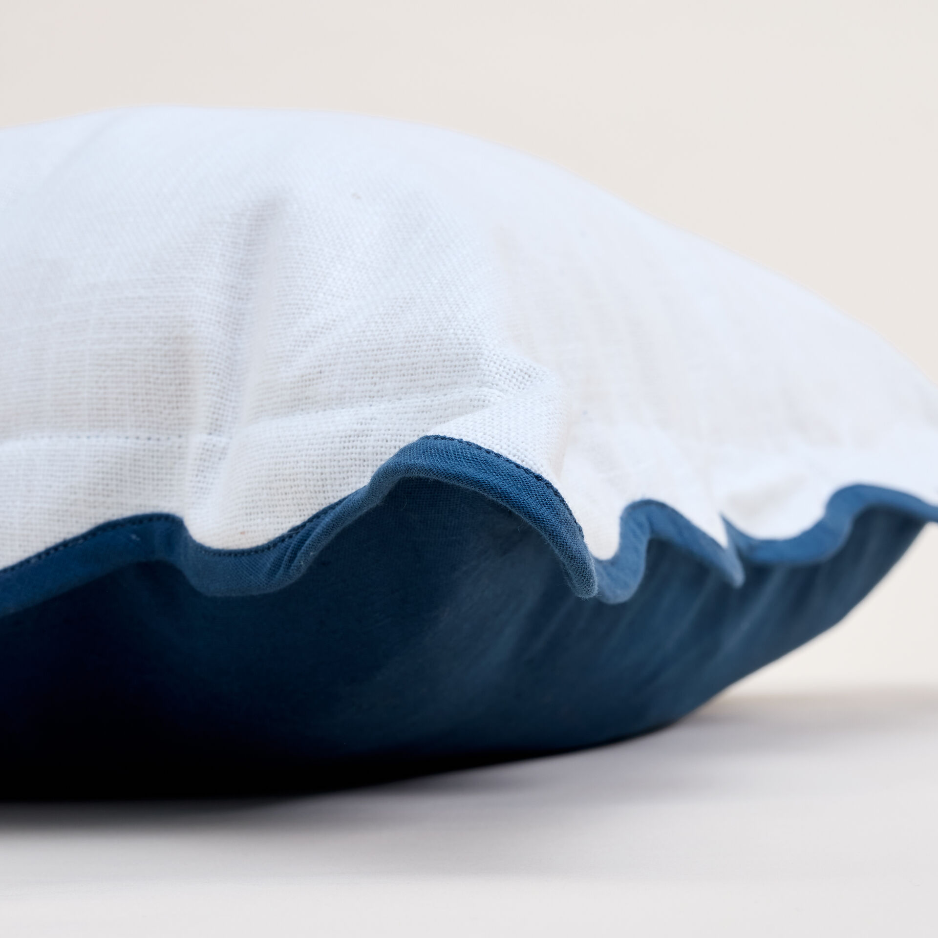 ${product-id}-Scallop Edge cushion with contract edge-WHITE/NAVY-${view-type}